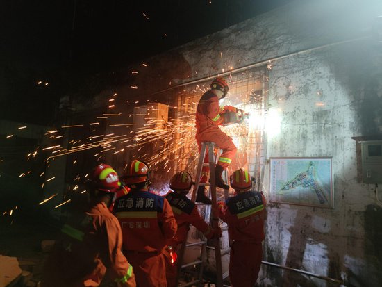 货车失控撞上便利店 深圳罗湖消防紧急救援