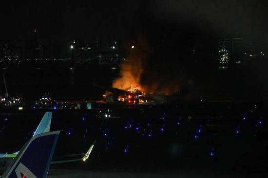 现场<em>视频</em>来了！<em>日本</em>东京羽田机场两机相撞起火
