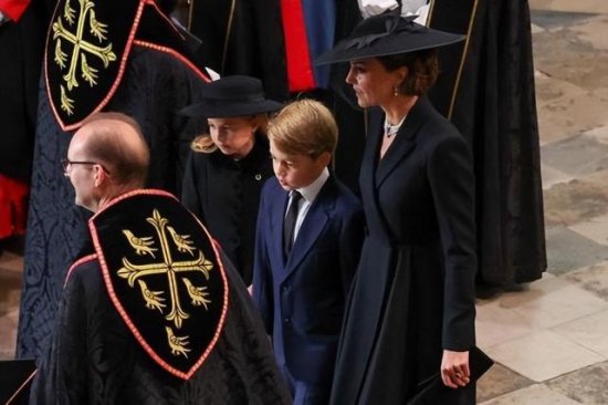 乔治夏洛特参加女王葬礼，小夏戴礼帽贵族范儿足，胖乔表情很...