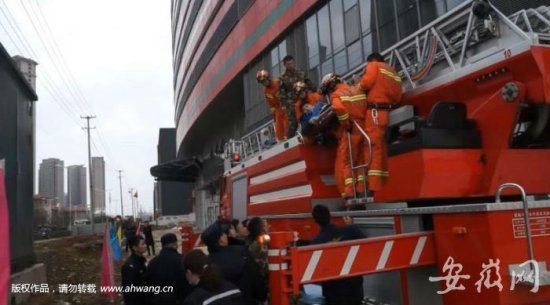 3名工人被困20余米高空 消防员搭云梯救援