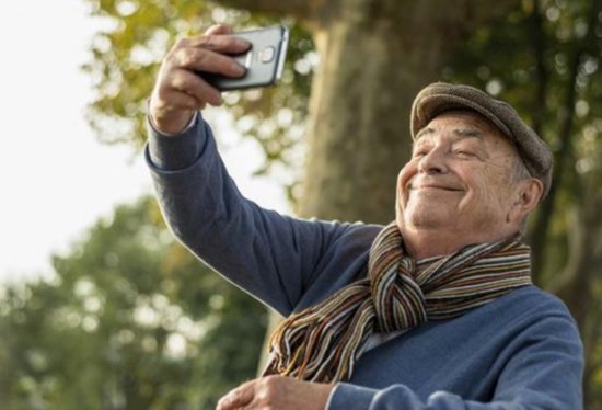 老年人在互联网时代<em>迷失了自己</em>，还是丰富了生活？智能手机改变...