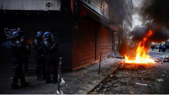 巴黎街头示威者与警方发生冲突，<em>有人纵火</em>、推翻汽车