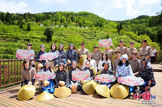 法国中学生研学到<em>成都彭州</em> 化身“茶农”体验中国传统文化