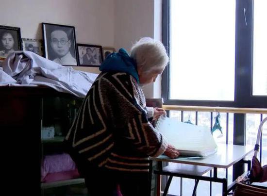 91岁老太太每月退休金一万多，手握几百万现金，每天...