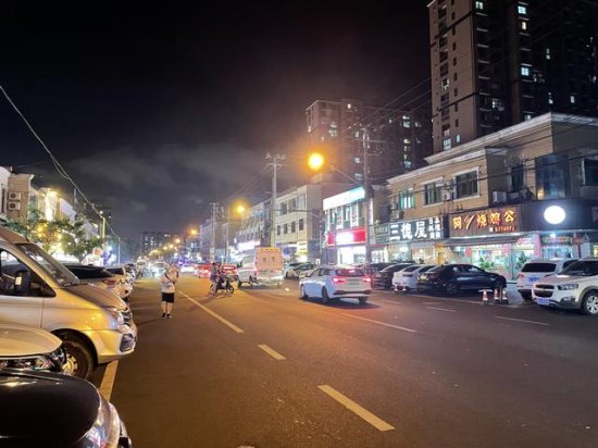 上海恢复堂食的首个周末市民排队买早点：多等一会也无妨