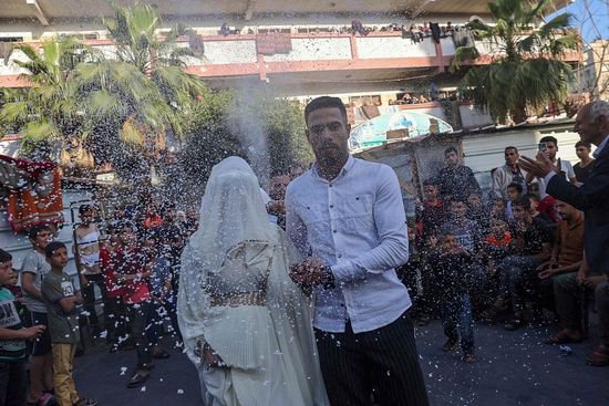 巴以冲突持续 加沙新人难民学校内举行婚礼
