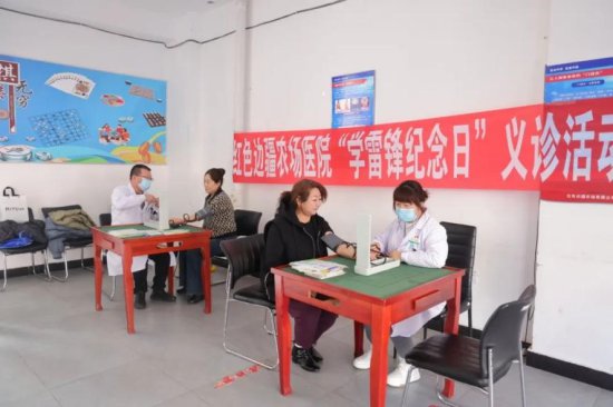 黑龙江省各级工会积极开展形式多样的“学雷锋”活动，用实际...