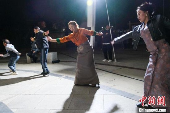 夜间锅庄舞让西藏青年收获快乐