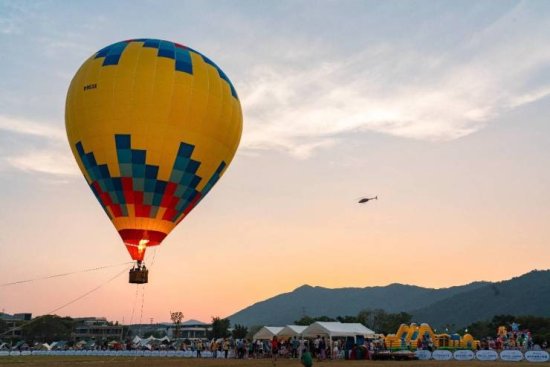 凌云览神州,直升机、热气球空中观光成“国庆出游爆款”