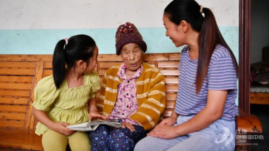 “捡”来的孙女，赡养江津112岁的长寿老人，爱还在延续…