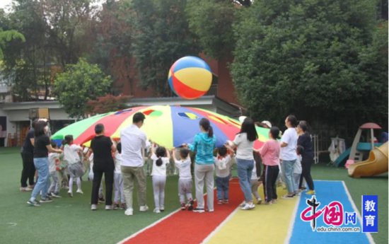 <em>奔跑吧</em>，宝贝！ 成都市第十三幼儿园举行趣味亲子运动会