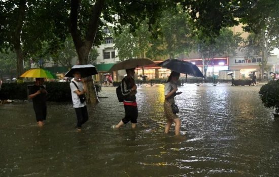 郑州遭遇千年一遇大暴雨，已致12人死亡，约10万人转移避险！