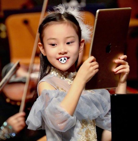 8岁甜馨钢琴独奏，淡妆长裙太抢眼，确定不是李小璐复制粘贴？