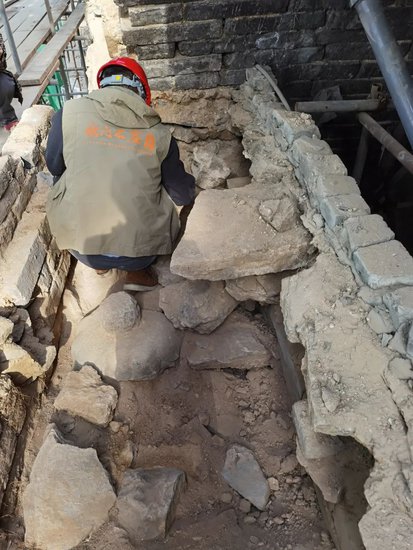 龙门石窟东山擂鼓台南洞前壁内发现石刻造像、建筑构件80余件
