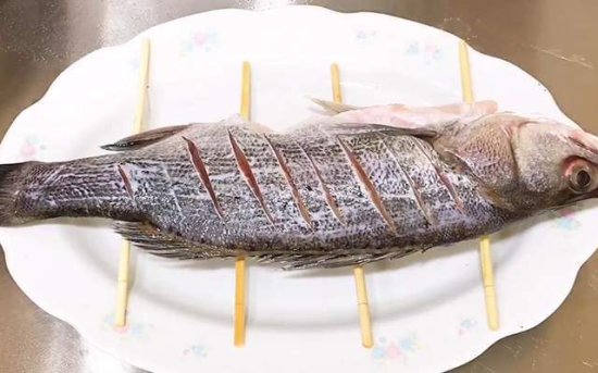 清蒸<em>鲈鱼的做法</em>，味道鲜美，营养美味，简单易学