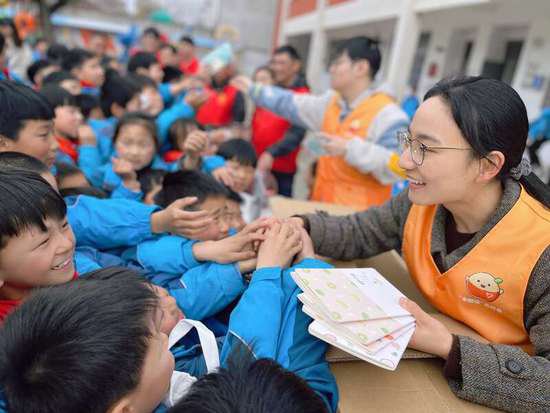 安徽蚌埠：共青团组团式帮扶助力农村儿童点亮梦想