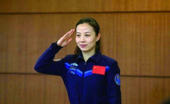 为女儿摘星星！<em>中国空间站首位女航天员</em>刷屏：真正厉害的人，...