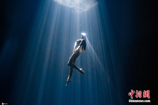 波兰摄影师拍下<em>幻想世界</em> 模特在天然井光束中潜水