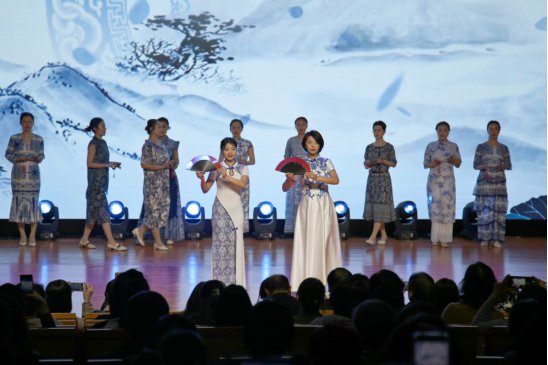 <em>石家庄市长安区</em>举办庆“三八”国际妇女节时装秀展演