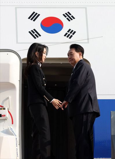 韩第一夫人参加APEC峰会，穿旧西装配超高高跟鞋，脸发福<em>很多</em>