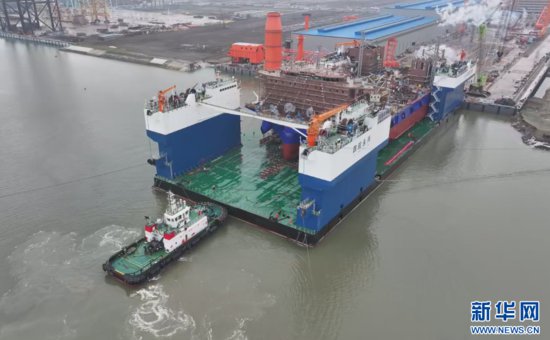 <em>广东江门</em>造江海移动船坞成功出运大型风电装备