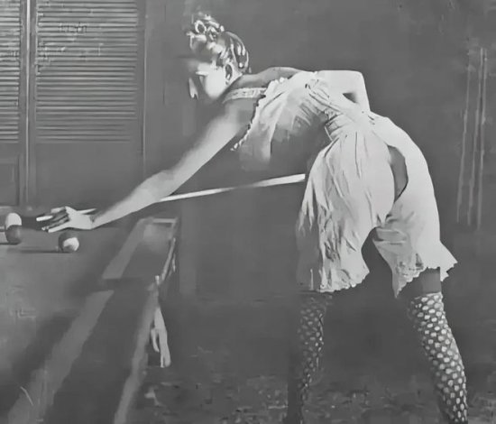 1966年美国洛杉矶一家娱乐场所内，一名白人<em>女子</em>穿着开裆裤打...