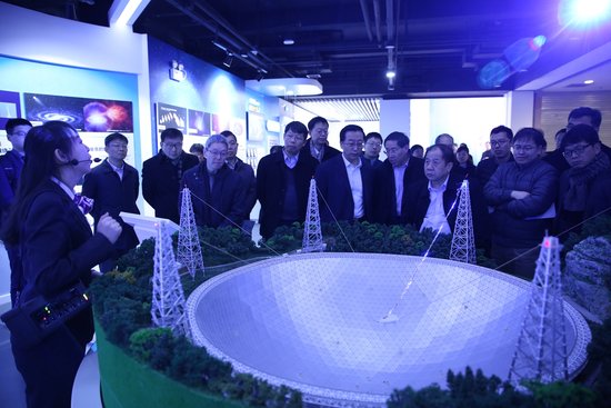 张杰 林忠/参观世界最大单口径射电望远镜FAST模型