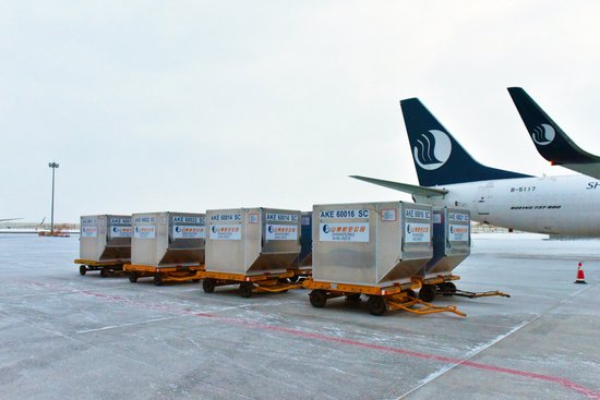 新疆机场集团首条定期国际货运航线通航