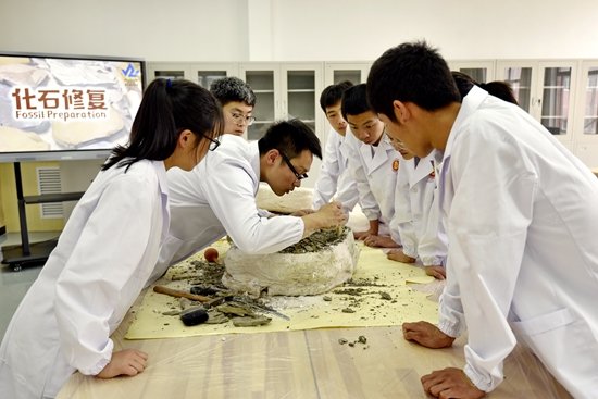 国内首家学生化石修复中心落户北京十中