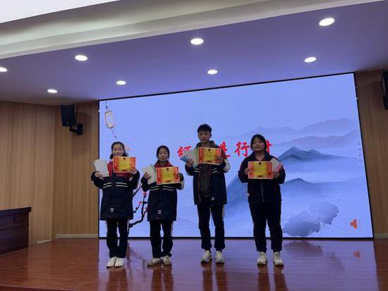 重庆市二塘中学举行第五届“赋能杯”<em>古诗词</em>诵读竞背大赛