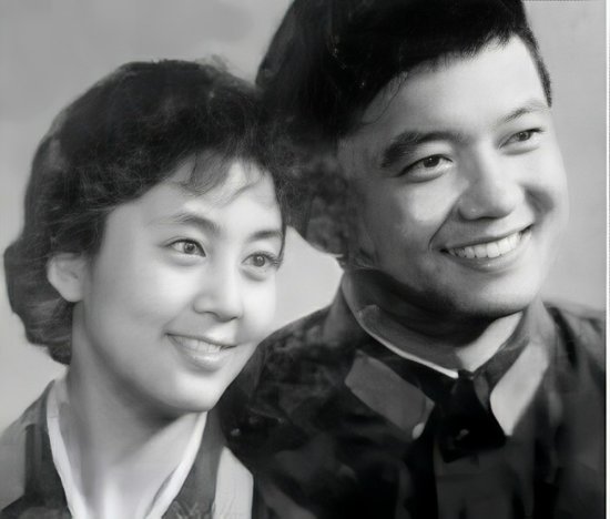 演员王刚：三任妻子个个貌美如花，娶小20岁娇妻，60岁老来得子