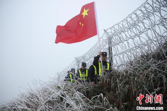 广西民警顶着严寒巡边 绘就边境线上的最美“警”色