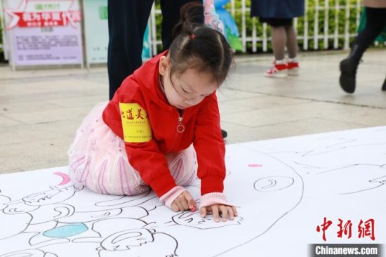 广西北海百余名儿童绘长卷宣传2021“世界水日”“中国水周”