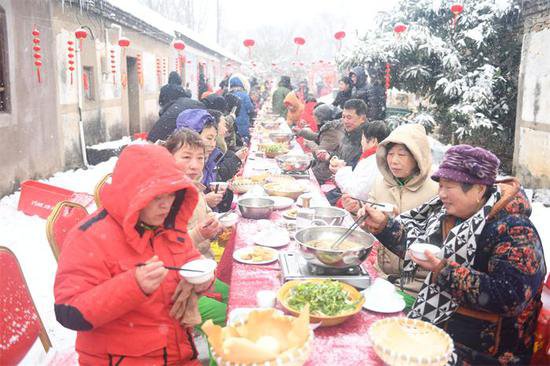 江苏淮安老子山龟山传统村落长桌宴迎新年