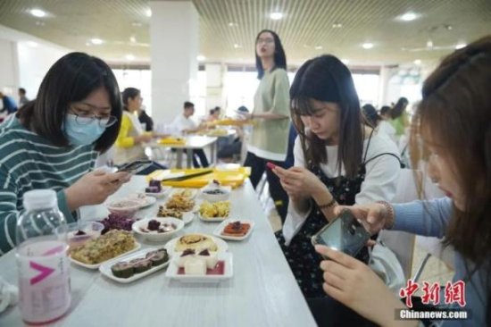 又又又是<em>别人的</em>学校！云南大学食堂推出“玫瑰盛宴”
