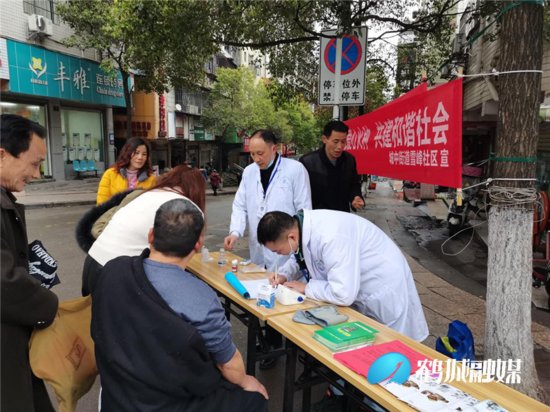 雪峰社区与卫生服务站在辖区为居民进行 健康筛查义诊活动