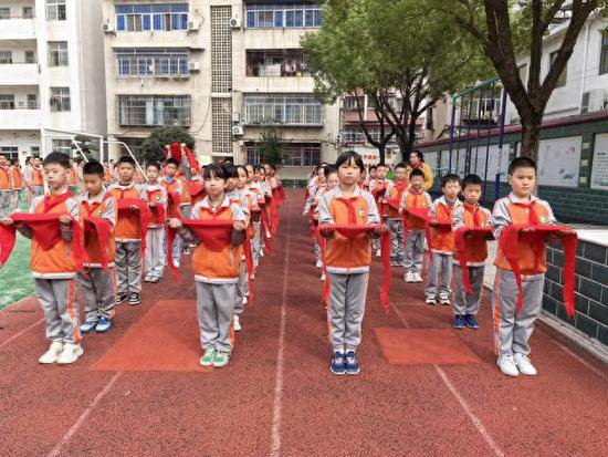 曾都区五眼桥小学召开庆祝中国少年先锋队建队74周年主题大队会