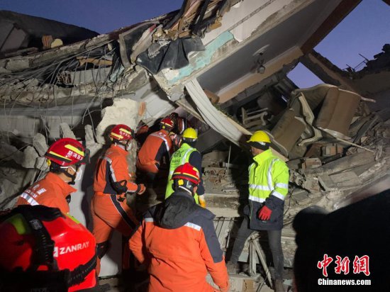 中国救援队在土耳其已营救4名被困人员<em> 搜寻出</em>8名遇难者