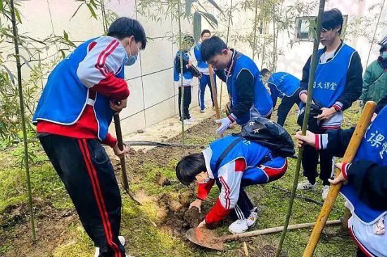 赴春天之约，<em>武汉市东西湖职业技术学校</em>，开展植树节活动