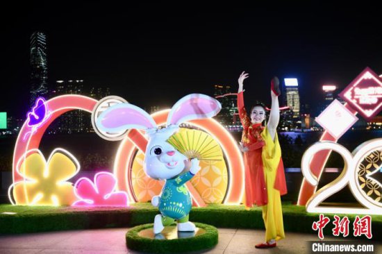 （新春见闻）香港“福兔”迎新春 贺年互动<em>装饰</em>添气氛