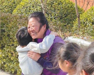 十五年来她给上百名困境儿童提供陪伴陈玉文和她的“爱心小屋”...