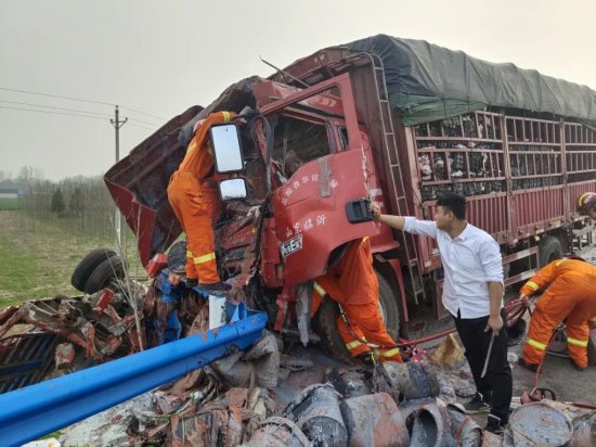 高速两辆货车发生事故一男子被困 柘城消防紧急救援