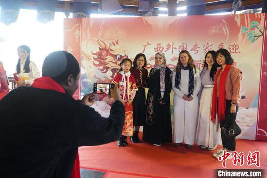 外国专家在广西体验传统民俗迎新春