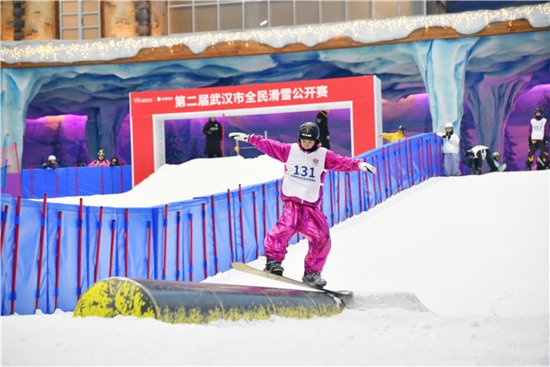 第二届武汉市全民滑雪公开赛200余名雪友齐聚一堂