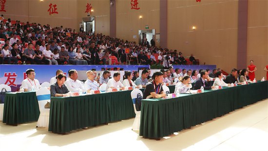 第十七届（巴州·和硕）<em>全国辣椒</em>产业大会高峰论坛举行