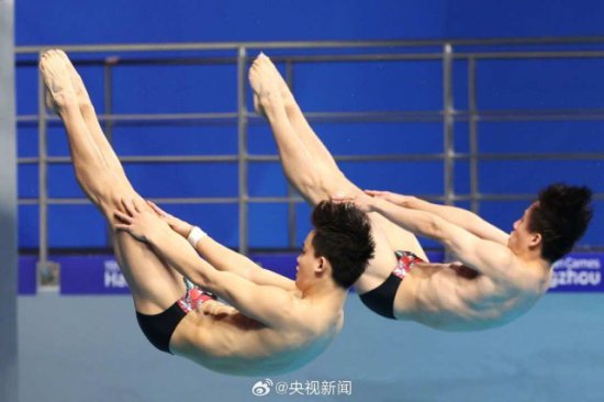 严思宇/<em>何超</em>夺得杭州亚运会男子跳水双人3米跳板冠军
