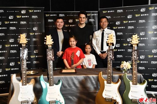 约翰·梅尔访港 捐赠亲笔<em>签名吉他</em>为慈善筹款