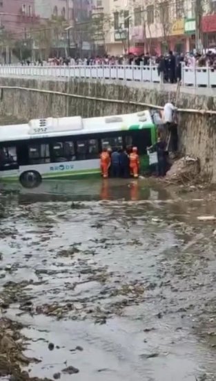 广东一辆公交<em>车掉进河里</em>，女子被压车底！接下来的一幕......
