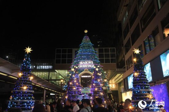 香港街景：<em>圣诞树装饰</em>点亮海港城