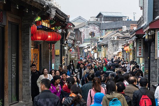 五一游客挤爆网红餐厅和奶茶店，不管在北上广还是小城镇